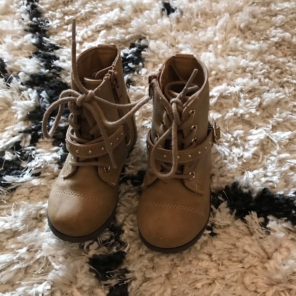 Brown infant/toddler zip-up combat boots size 6